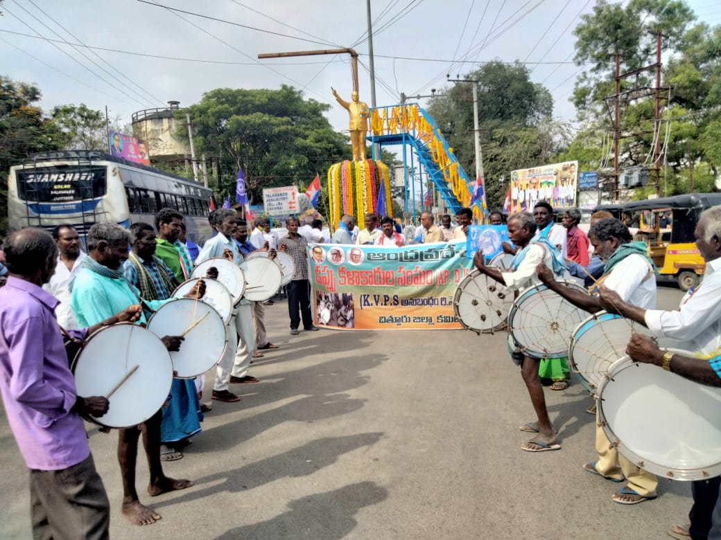 కళాకారుల కడుపు నింపిన 'డప్పు'