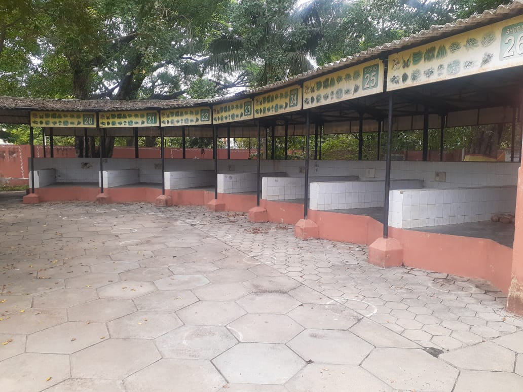 అమ్మకందారులు లేక వెలవెల పోతున్న రైతుబజారు స్టాళ్లు