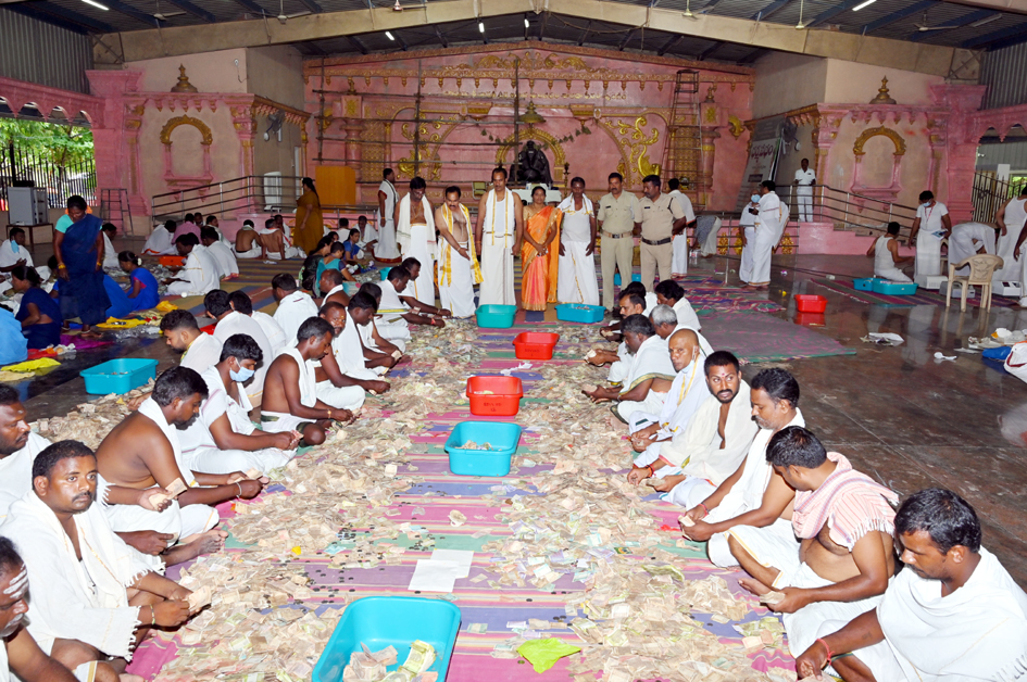 హుండీ ఆదాయం లెక్కిస్తున్న సిబ్బంది