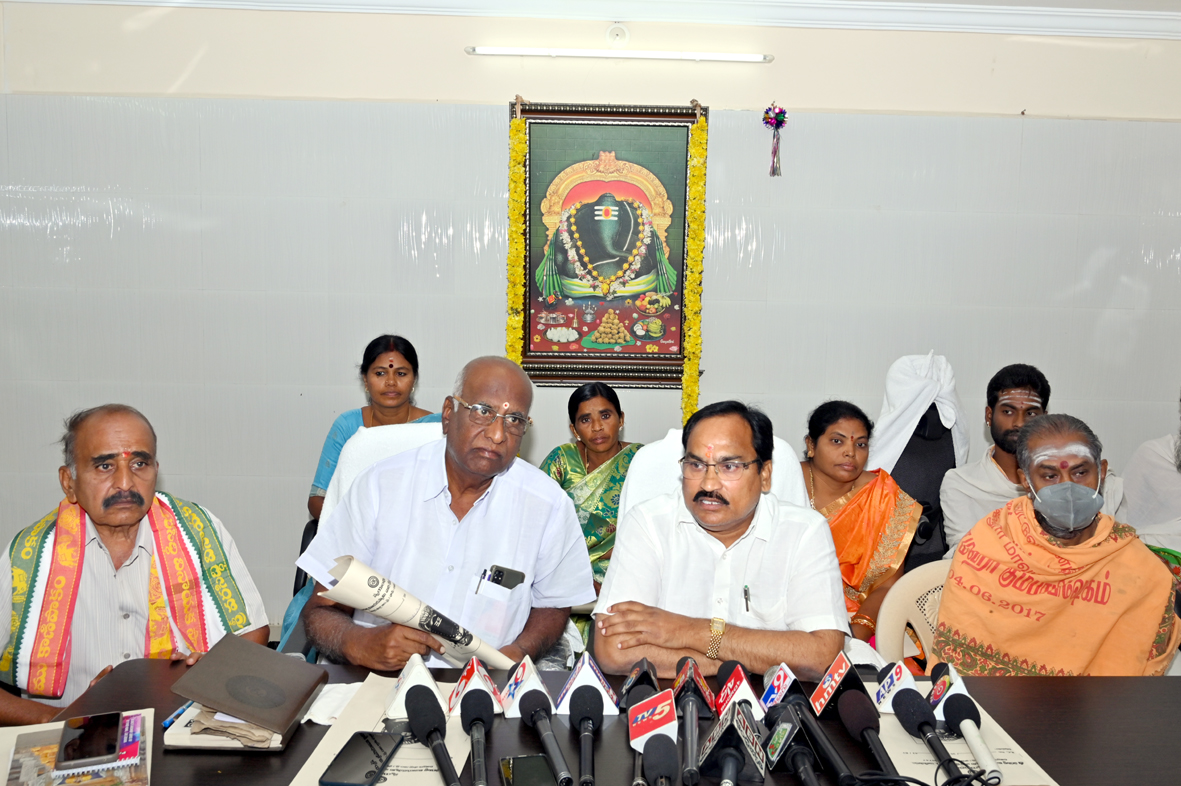 విలేకర్ల సమావేశంలో మాట్లాడుతున్న మోహన్‌ రెడ్డి, సురేష్‌ బాబు