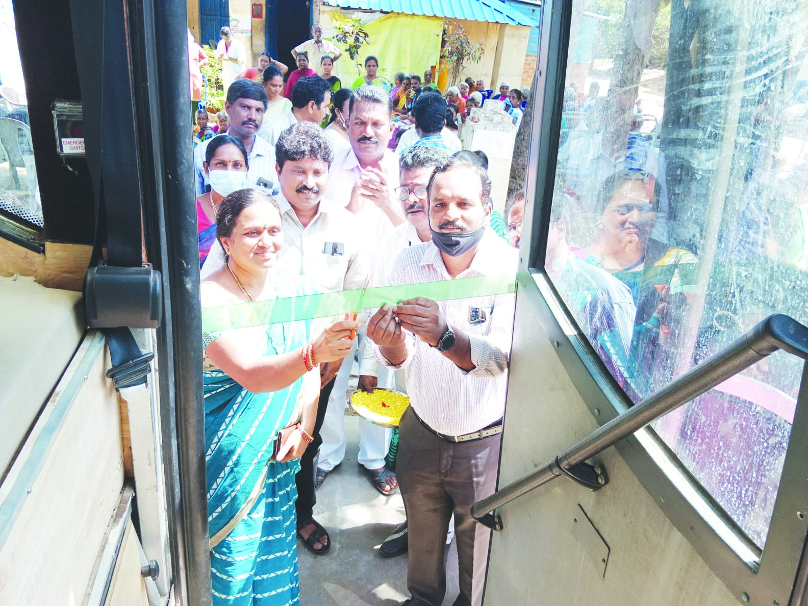 పింక్‌ బస్సు సేవలను ప్రారంభిస్తున్న ఎంపీపీ లత