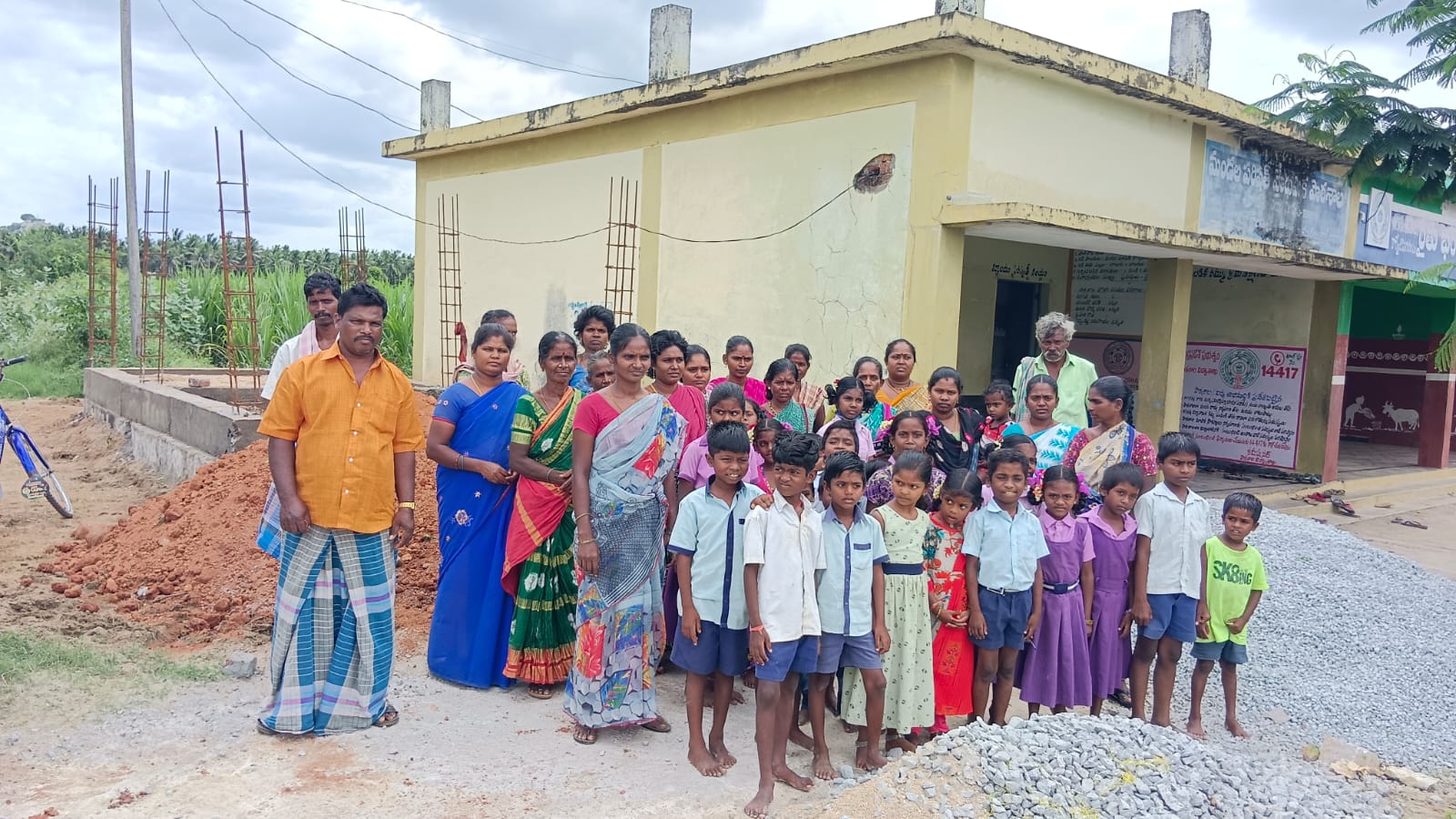 పాఠశాల విలీనంపై నిరసన తెలుపుతున్న విద్యార్థులు, తల్లిదండ్రులు