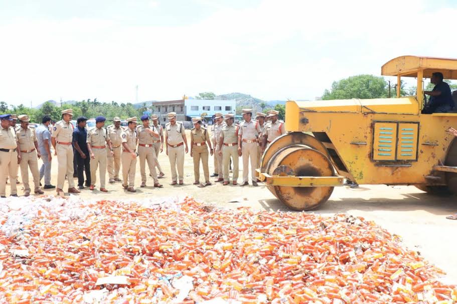 మద్యంను నాశనం చేస్తున్న పోలీసు అధికారులు