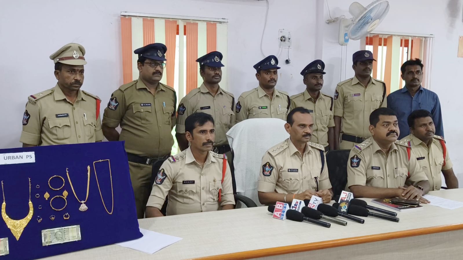 స్వాధీనం చేసుకున్న సొత్తును మీడియా ఎదుట చూపుతున్న పలమనేరు డీఎస్పీ గంగయ్య