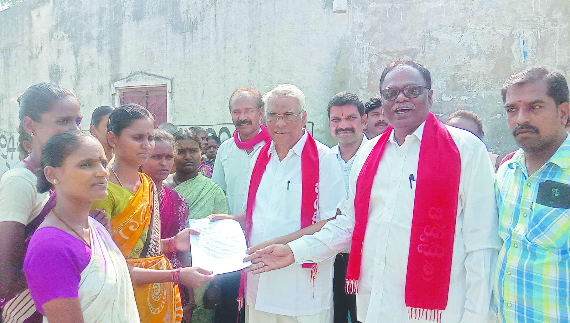 ఎమ్మెల్సీలకు వినతిపత్రం ఇస్తున్న మహిళలు