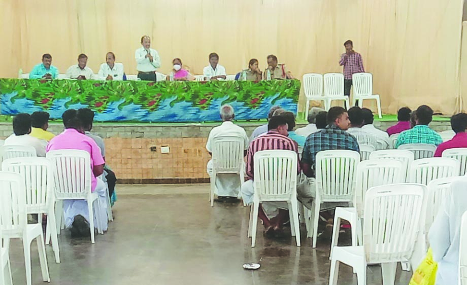 మరమగ్గ కార్మికులతో చర్చలు జరుపుతున్న అధికారులు