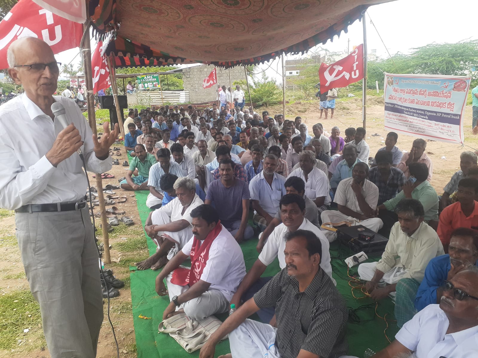 పవర్లూమ్‌ కార్మికులకు కూలి రేట్లు పెంచాలి