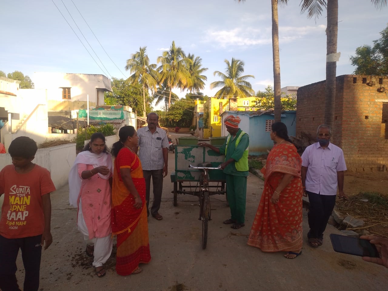 సచివాలయాల్లో జిల్లా పంచాయతీ అధికారి తనిఖీ