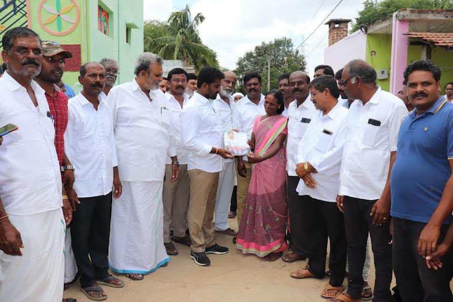 కుర్మాయి పంచాయతీలో పర్యటిస్తున్న ఎమ్మెల్యే వెంకటేగౌడ