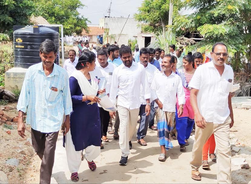 ఎమ్మెల్యేకు ఘనంగా స్వాగతం పలుకుతున్న ప్రజలు