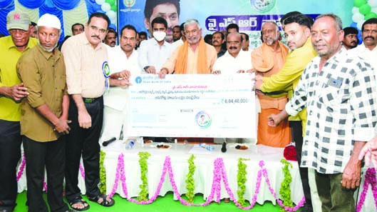 పారదర్శకంగా ప్రభుత్వ సంక్షేమ పథకాల అమలు : పెద్దిరెడ్డి