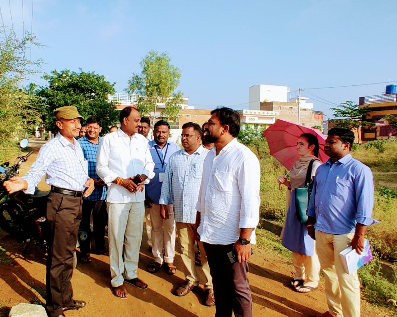 వార్డు సమస్యలు తెలుసుకుంటున్న మున్సిపల్‌ చైర్మన్‌, కమిషనర్‌