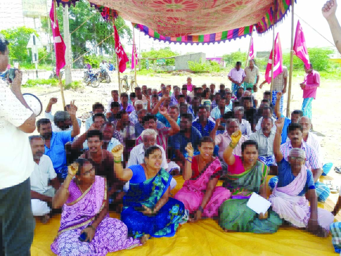 కలెక్టర్‌ చెంతకు... కూలి 'పంచాయితి'