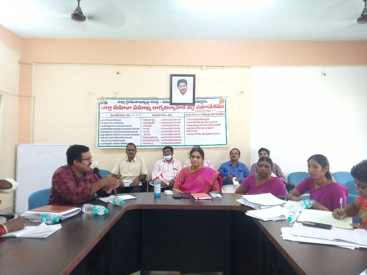 మహిళ మార్టుల ఏర్పాటు పైన చర్చిస్తున్న డిఆర్డీఏ పీడీ