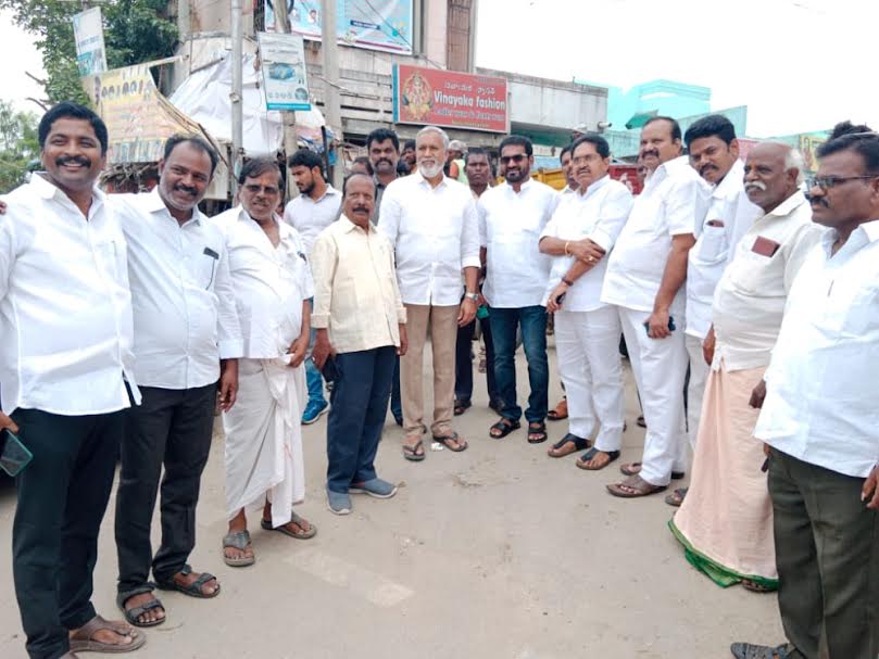 రోడ్‌షో ఏర్పాట్లను పరిశీలిస్తున్న పులివర్తి నాని