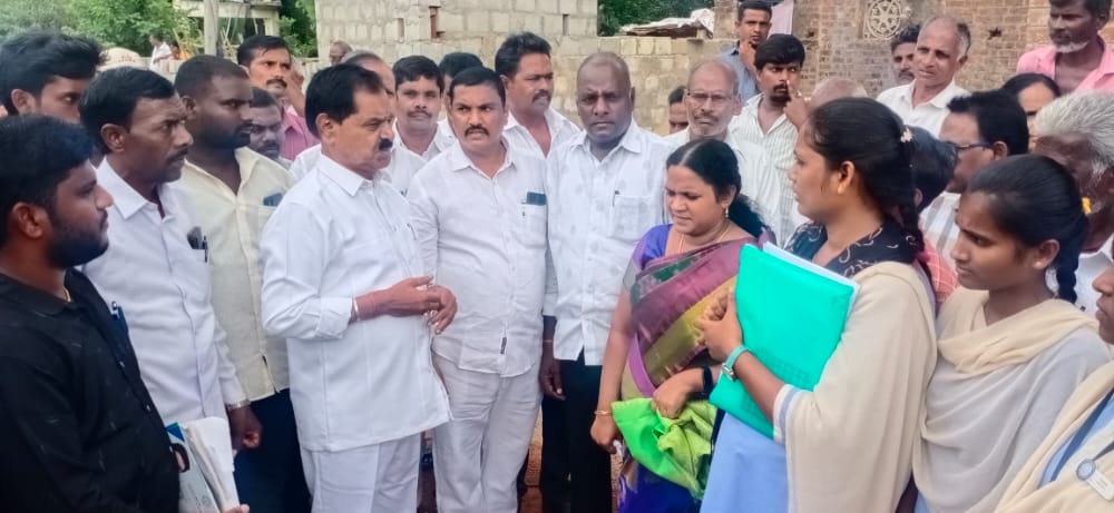 సచివాలయ సిబ్బందితో మాట్లాడుతున్న డిప్యూటీ సిఎం