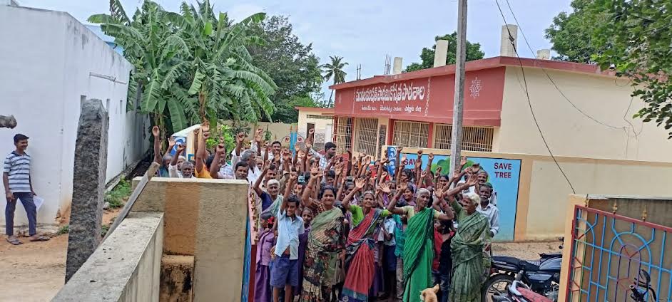 స్కూల్‌ ఎదుట నిరసన తెలుపుతున్న తల్లిదండ్రులు