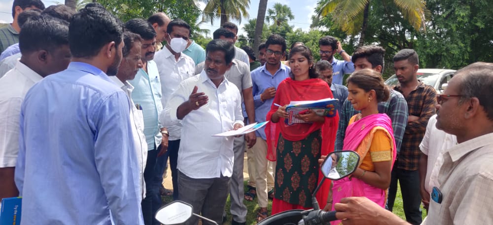 గ్రామాల్లో పర్యటిస్తున్న ఎమ్మెల్యే ఎంఎస్‌.బాబు