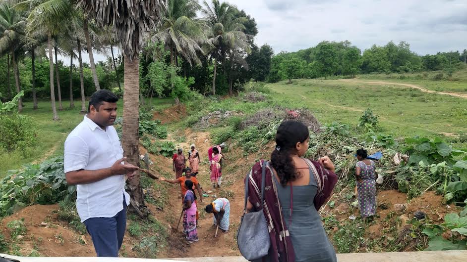 ఉపాధి పనులను పరిశీలిస్తున్న జిల్లా ఉపాధి హామీ సంచాలకులు చంద్రశేఖర్‌