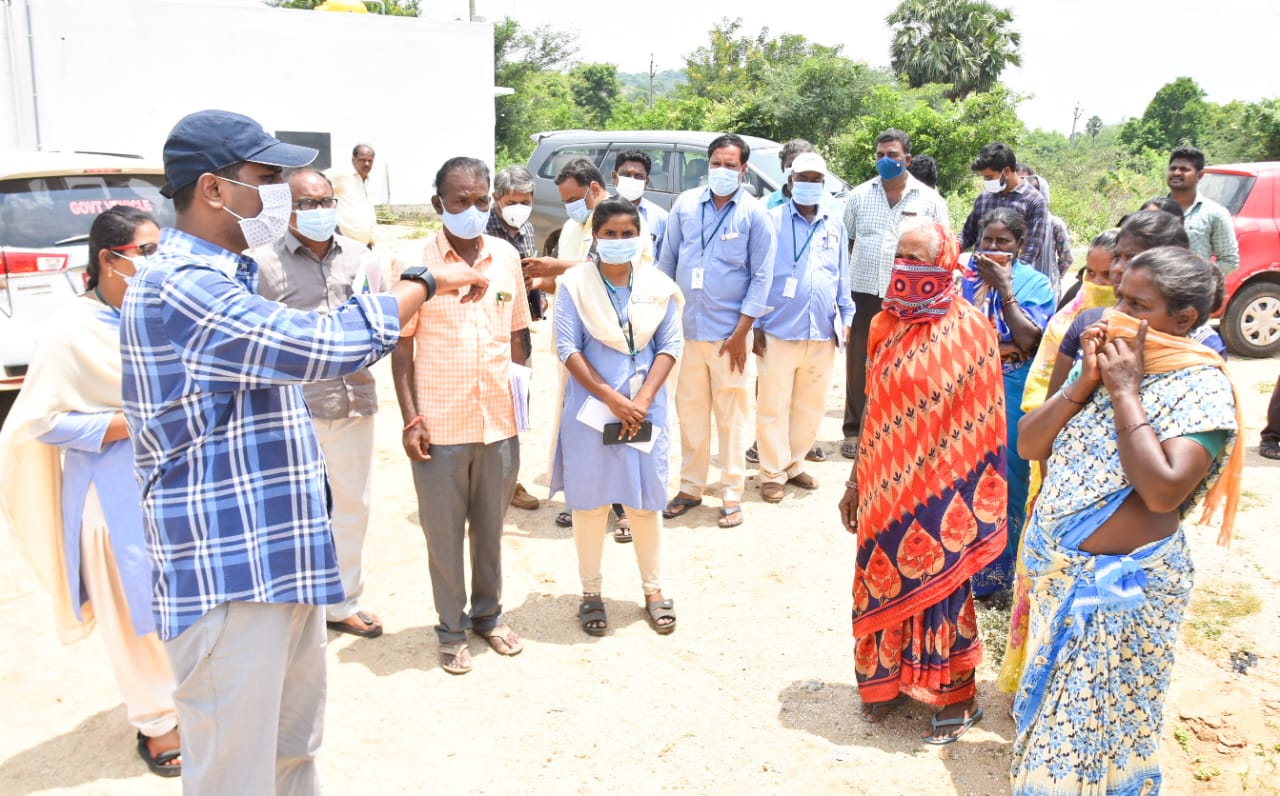 లబ్దిదారులతో మాట్లాడుతున్న కలెక్టర్‌
