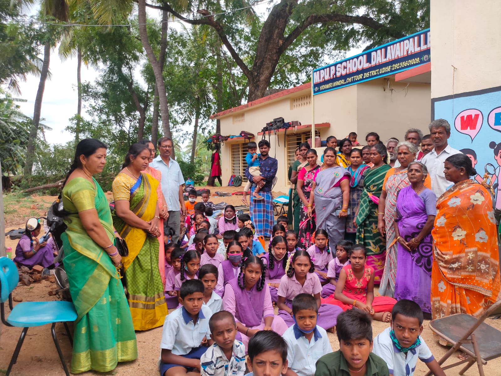 ఉపాధ్యాయులను బయటకు పంపి నిరసన తెలుపుతున్న విద్యార్థులు తల్లిదండ్రులు