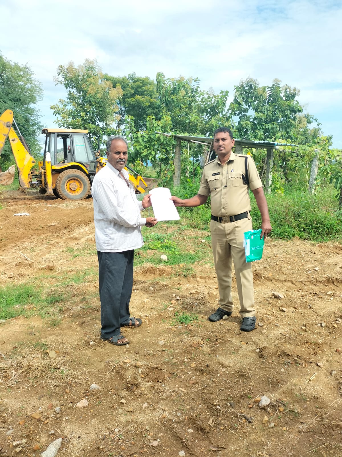 పొలం పనుల్లో వున్న వారికి పొలం దగ్గరకు వచ్చి నోటీస్‌లు ఇస్తున్న పోలీసులు