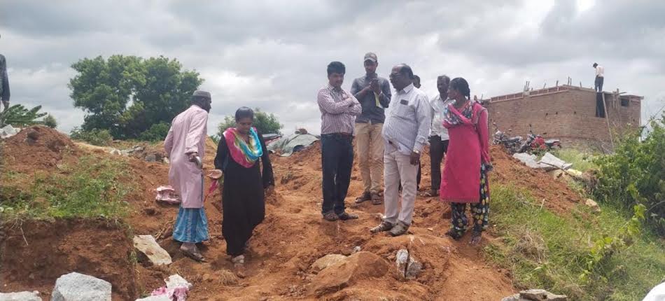 గృహనిర్మాణాలను పరిశీలిస్తున్న ఎంపిడిఓ, హౌసింగ్‌ ఏఈ