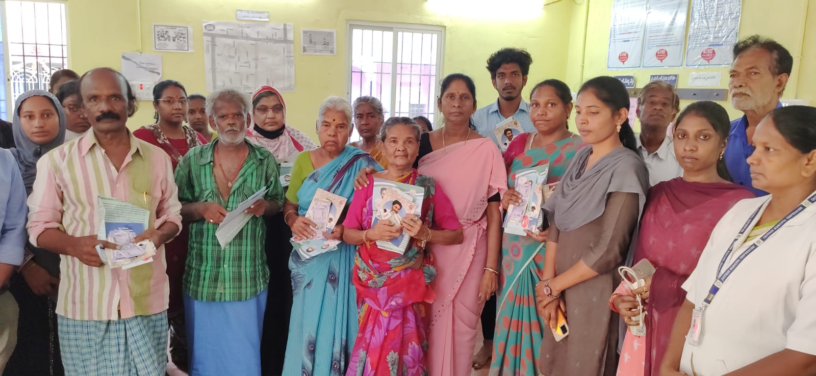 కొత్త పింఛన్లు పంపిణీ చేసిన మేయర్‌ అముద