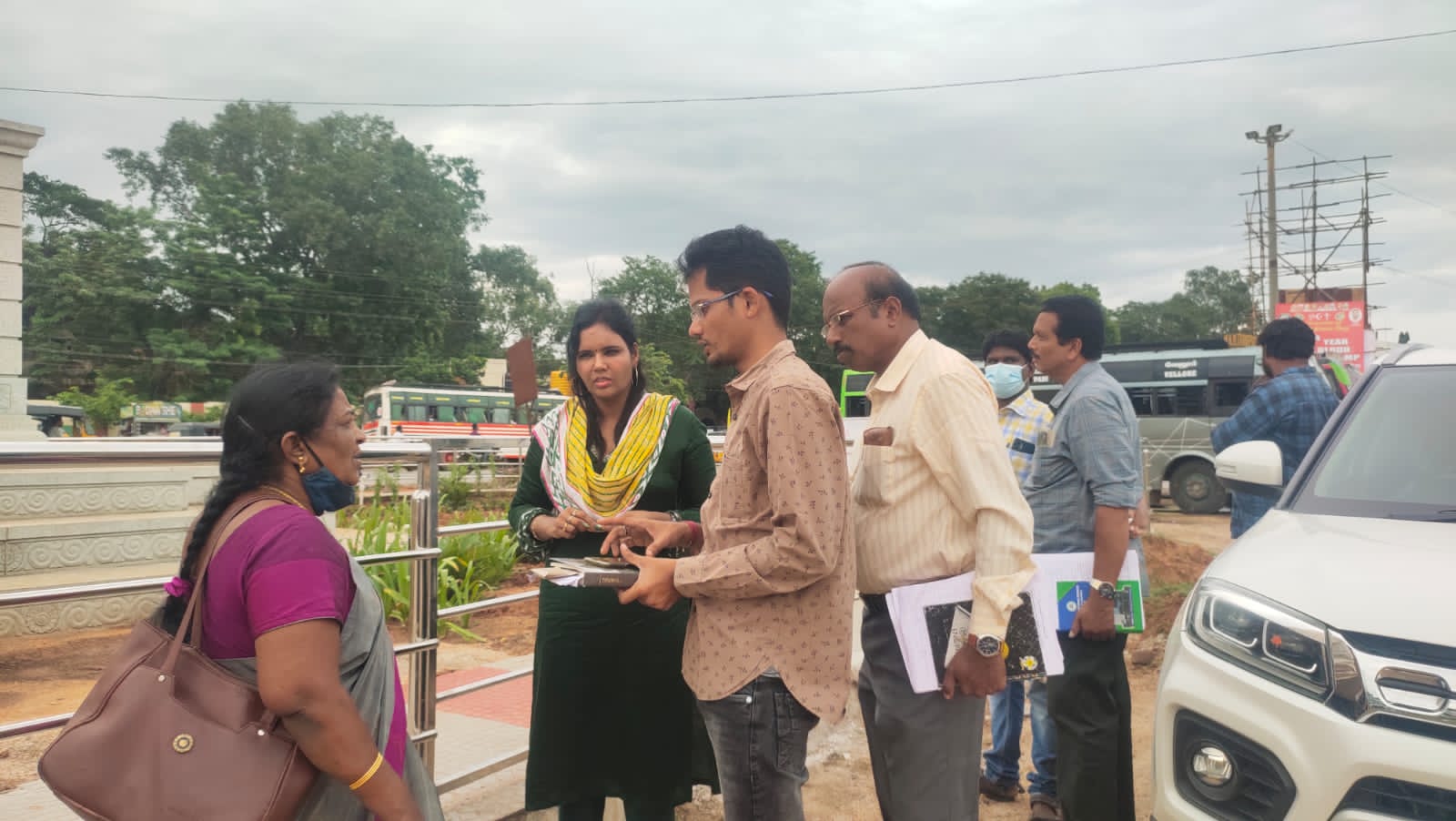 సుందరీకరణ పనులను పరిశీలిస్తున కమిషనర్‌ అరుణ