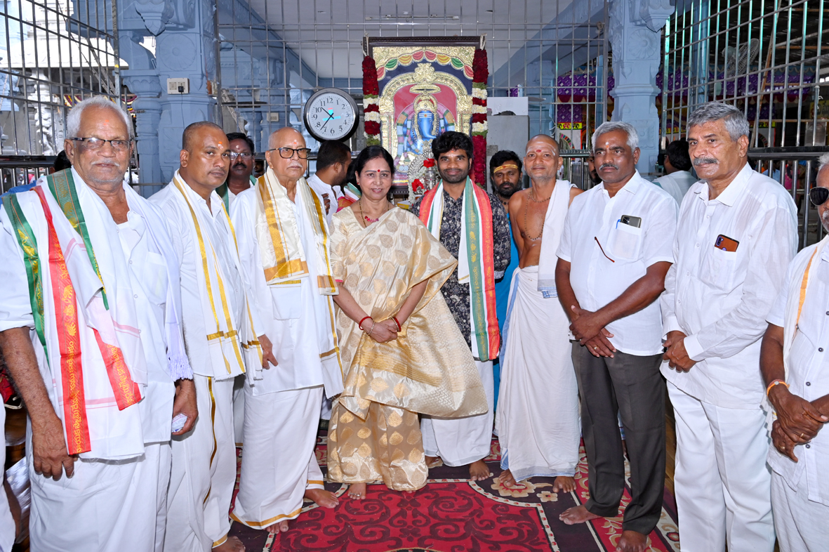 వరసిద్ధిను దర్శించుకున్న గల్లా అరుణకుమారి, గల్లా రామచంద్ర నాయుడు