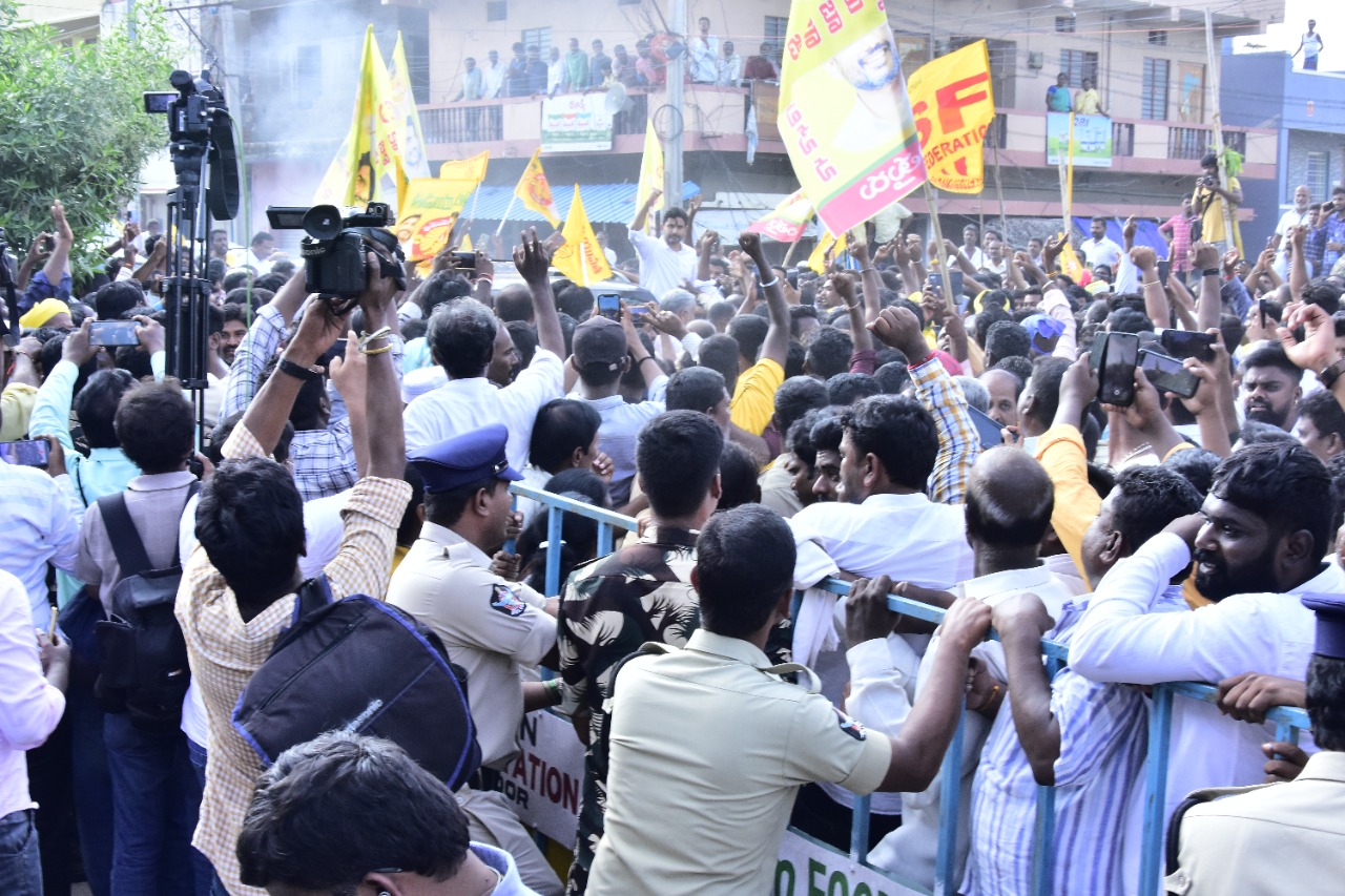 సబ్‌జైల్‌ ఎదుట అభివాదం చేస్తున్న నారా లోకేష్‌బాబు