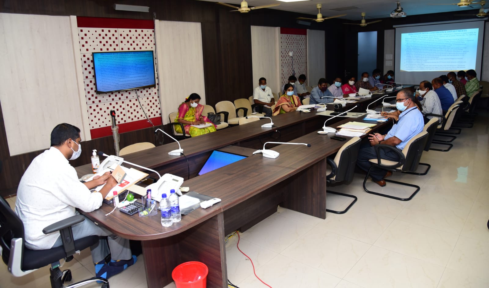 వీడియో కాన్ఫరెన్స్‌లో మాట్లాడుతున్న కలెక్టర్‌ ఎం. హరినారాయణన్‌