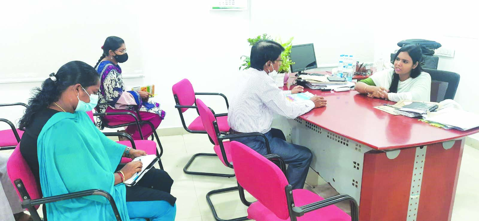 టౌన్‌ప్లానింగ్‌ అధికార్లతో సమీక్ష నిర్వహిస్తున్న నగర కమిషనర్‌ అరుణ