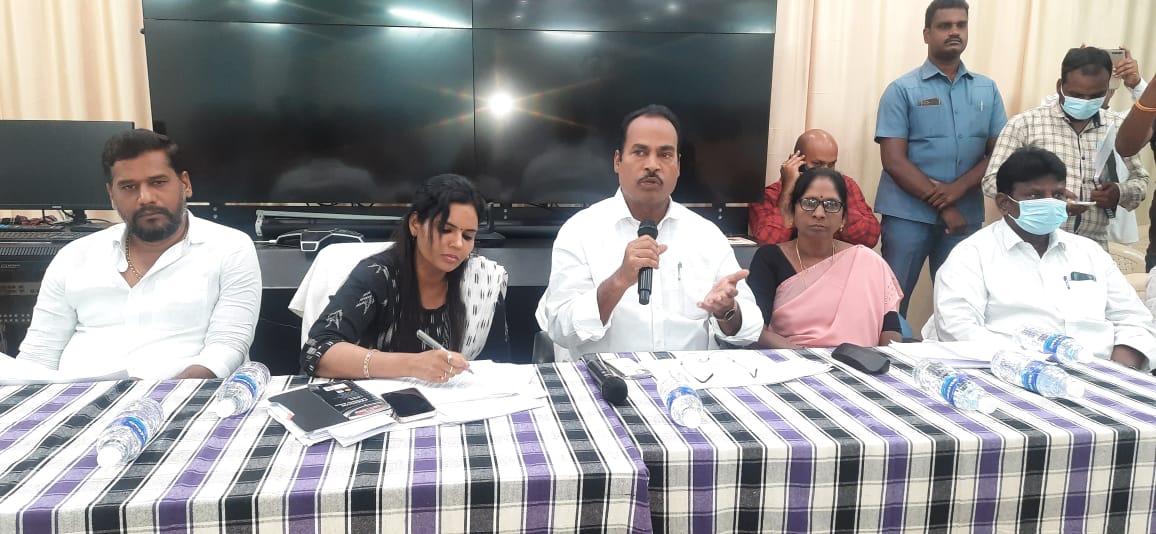 సమావేశంలో మాట్లాడుతున్న ఎంఎల్‌ఎ ఆరణి శ్రీనివాసులు