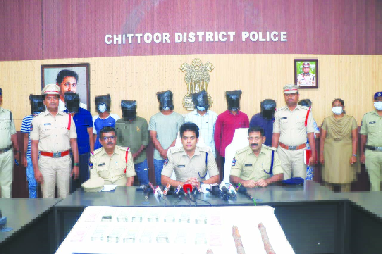 దారిదోపిడీ కేసులో అరెస్టు చేసిన యువకులను చూపుతున్న ఎస్పీ