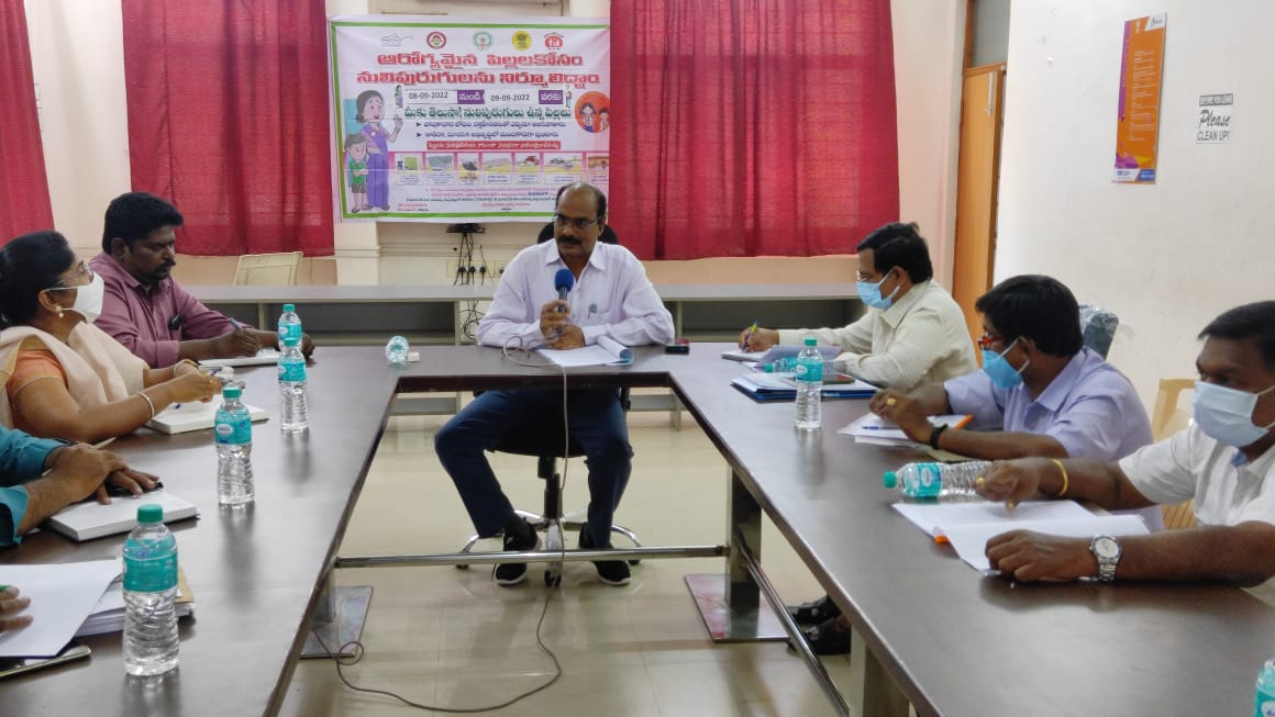 మాత్రల పంపిణీపై వైద్యశాఖ అధికారుల సమావేశంలో మాట్లాడుతున్న డిఆర్‌ఒ రాజశేఖర్‌