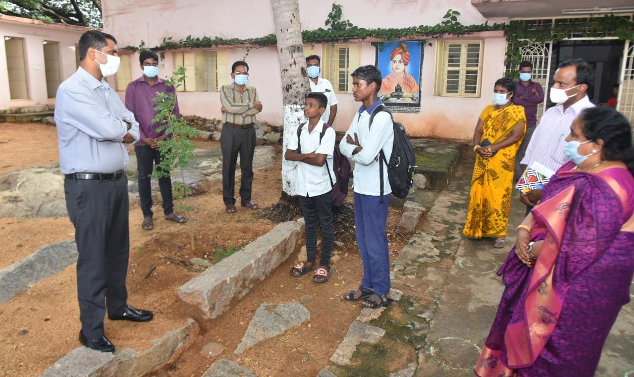 సంక్షేమ వసతి గృహాన్ని తనిఖీ చేస్తున్న జిల్లా కలెక్టర్‌ ఎం. హరినారాయణన్‌