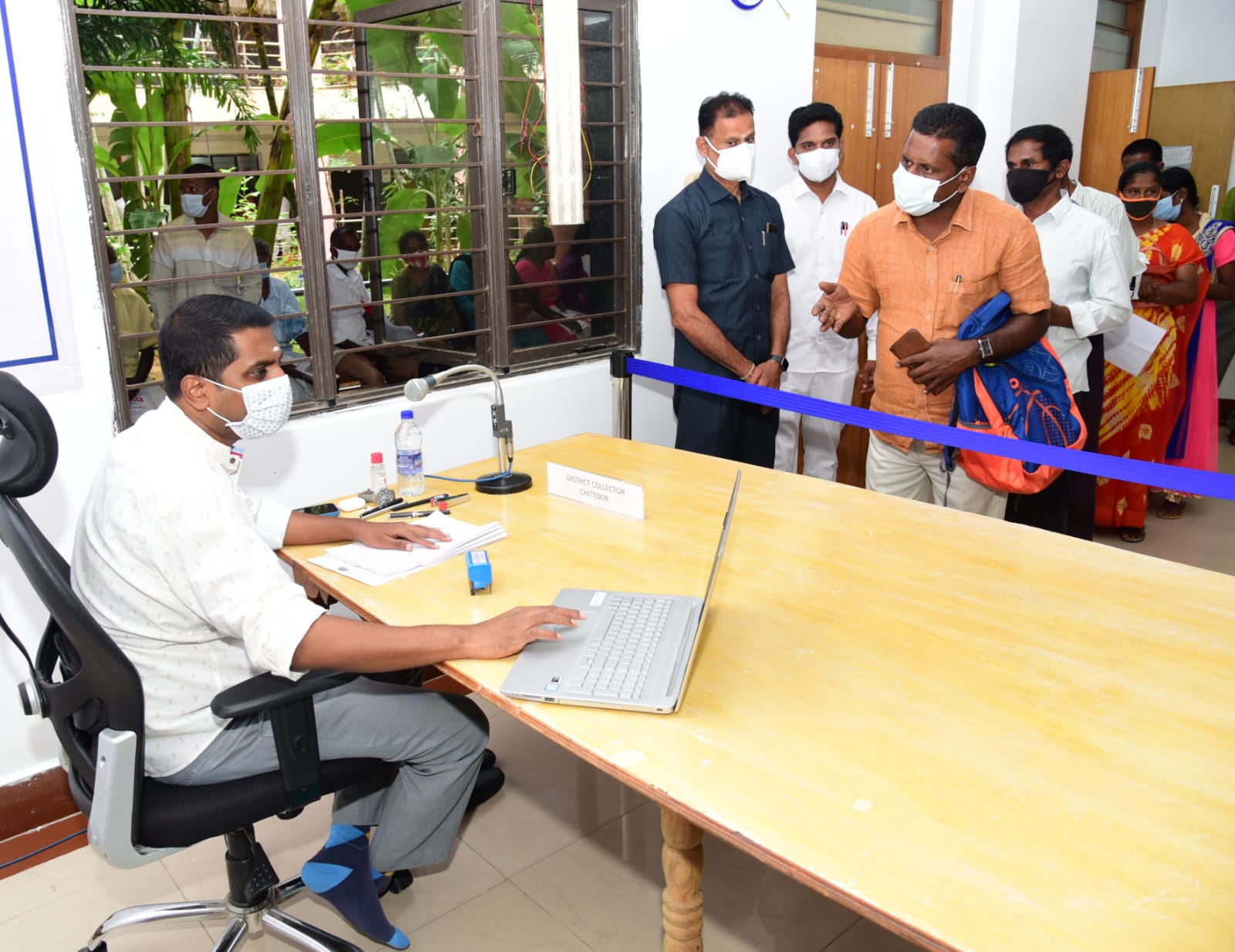 స్పందనలో అర్జీలు స్వీకరిస్తున్న జిల్లా కలెక్టర్‌