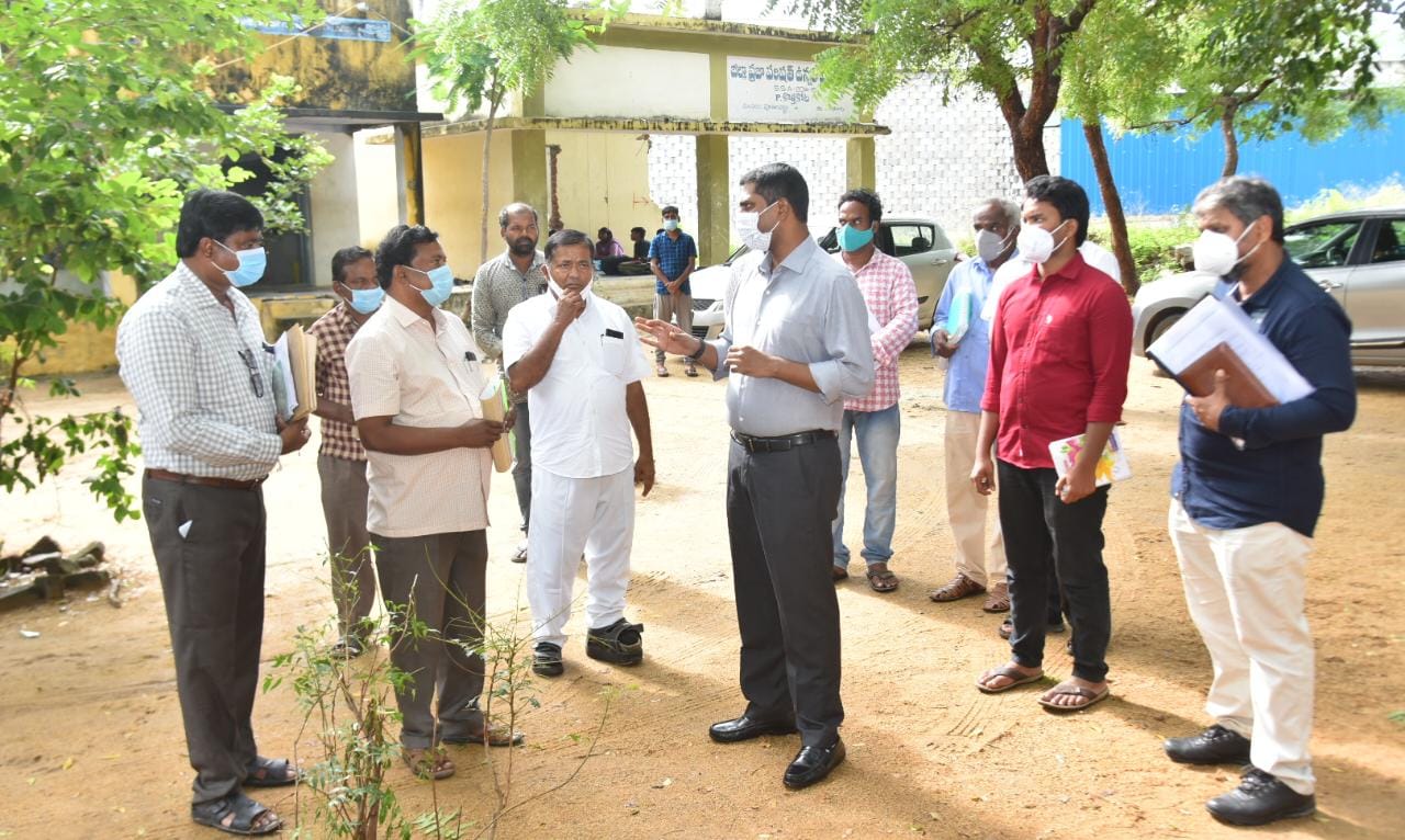 నాడు- నేడు పనులు తనిఖీ చేస్తున్న జిల్లా కలెక్టర్‌