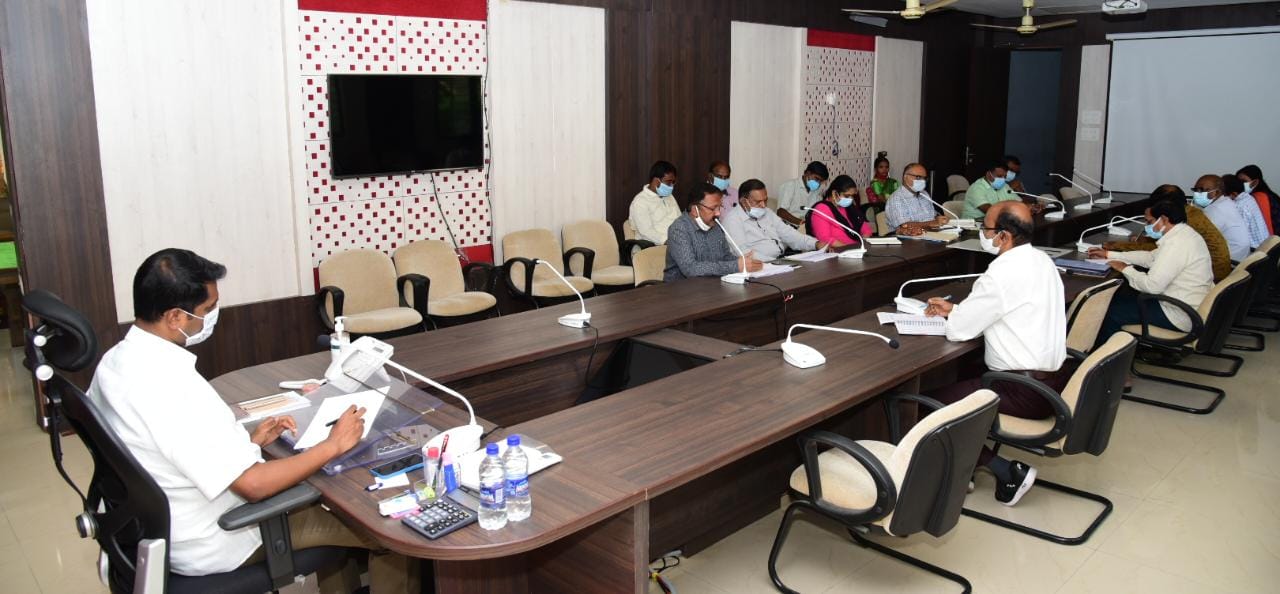 విద్యా విధానంపై అధికార్లతో సమీక్షిస్తున్న జిల్లా కలెక్టర్‌