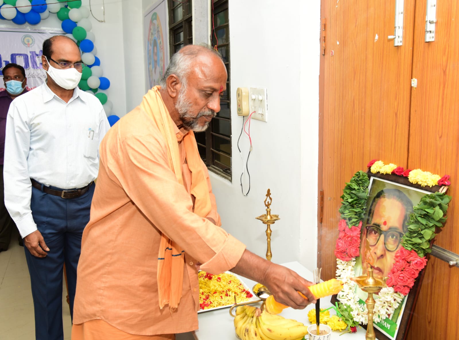 కాకాని చిత్ర పటానికి నివాళ్ళు అర్పిస్తున్న జెడ్పి ఛైర్మెన్‌