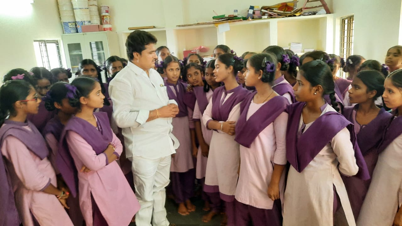 గిరిజన గురుకుల బాలికలతో మాట్లాడుతున్న వడిత్యా శంకర్‌నాయక్‌