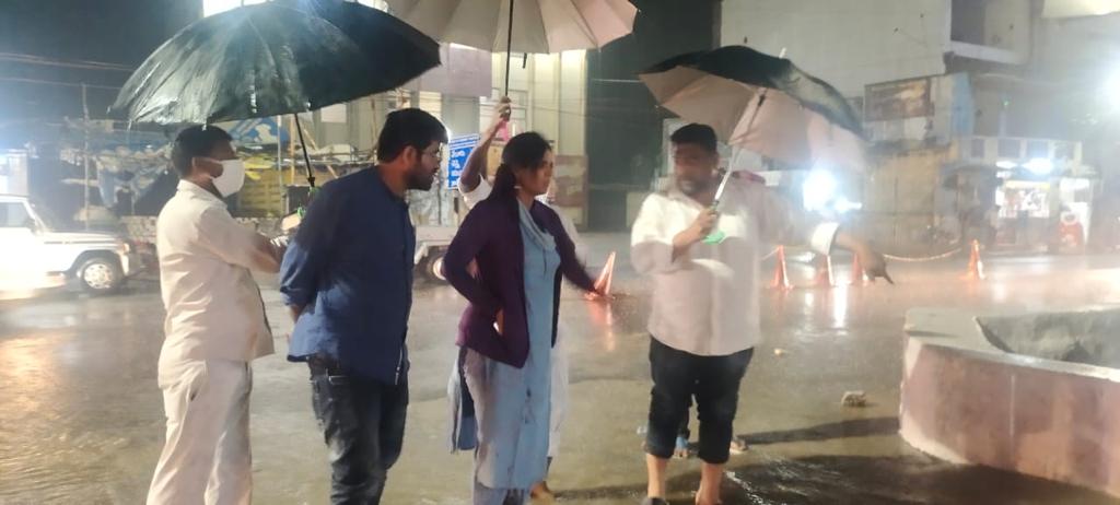 లోతట్టు ప్రాంతాలను పరిశీలిస్తున్న కమిషనర్‌