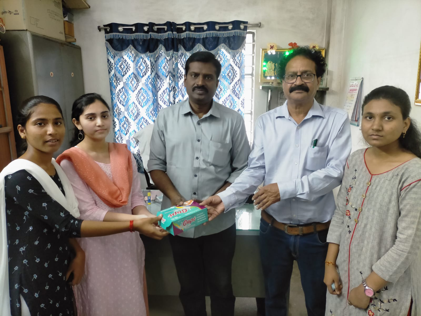 ఉత్తమ ఫలితాలు సాధించిన విద్యార్థులను అభినందిస్తున్న కరెస్పాండెంట్‌