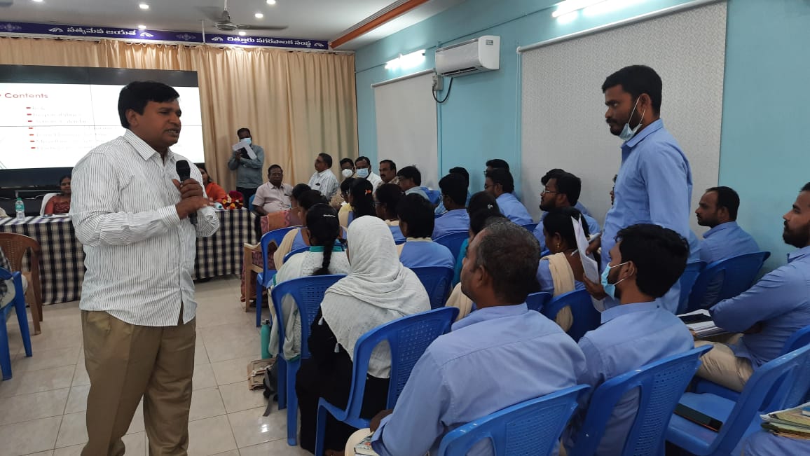 వార్డు కార్యదర్శుల విధులపై శిక్షణ ఇస్తున్న ఆర్డీఎమ్‌ఏ మూర్తి