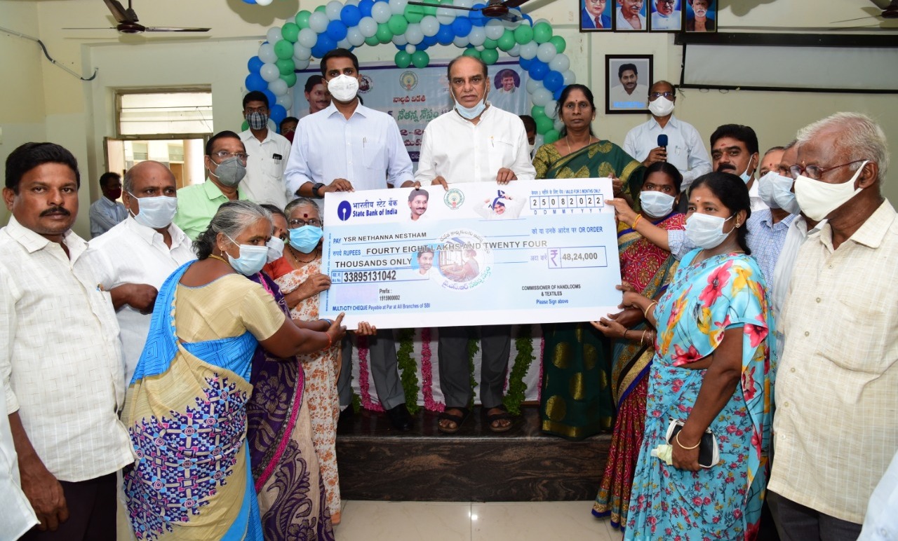 లబ్ధిదారులకు చెక్కులు అందజేస్తున్న జిల్లా కలెక్టర్‌