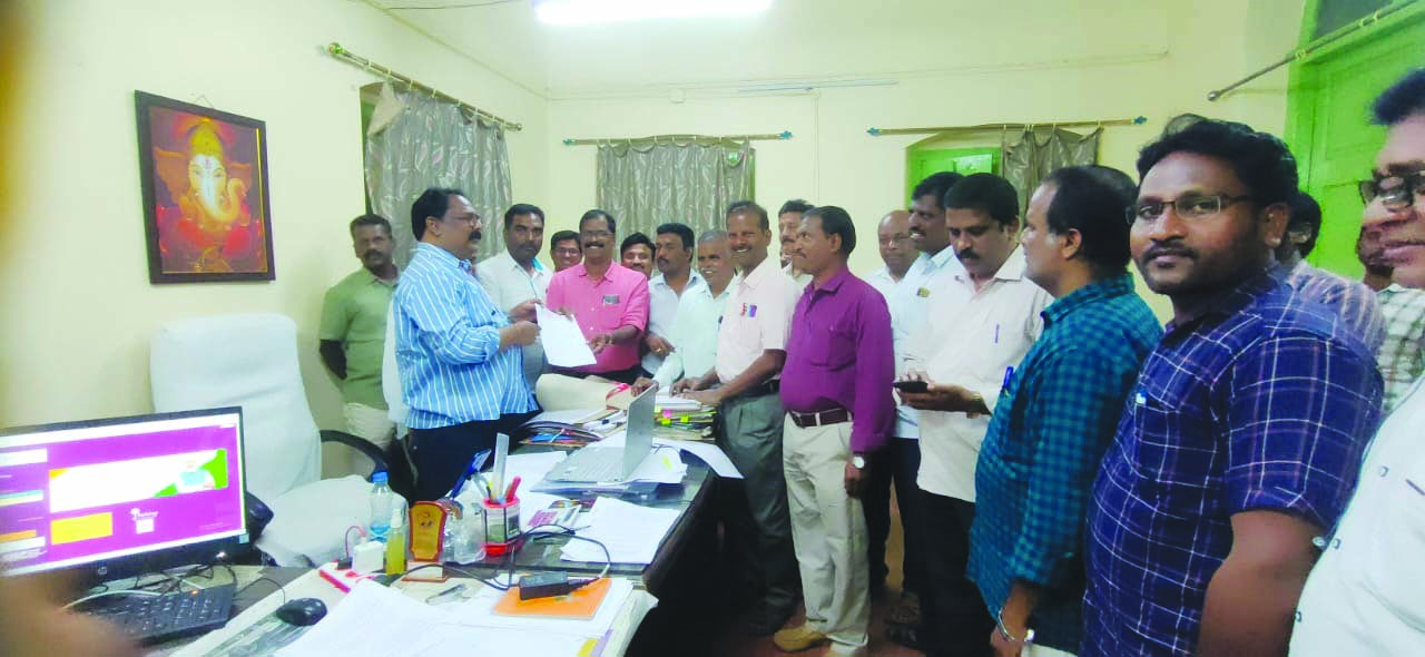 బయోమెట్రిక్‌ పరికరాలు ప్రభుత్వమే ఇవ్వాలి