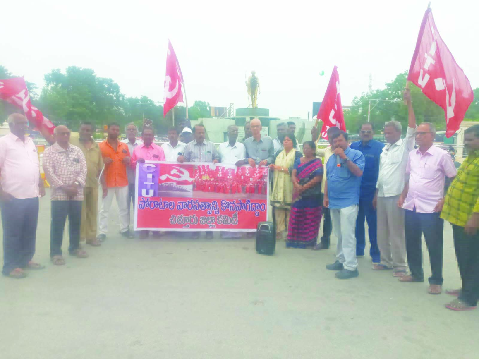 గాంధీ విగ్రహం ఎదుటు ప్రజా సంఘాల నిరసన