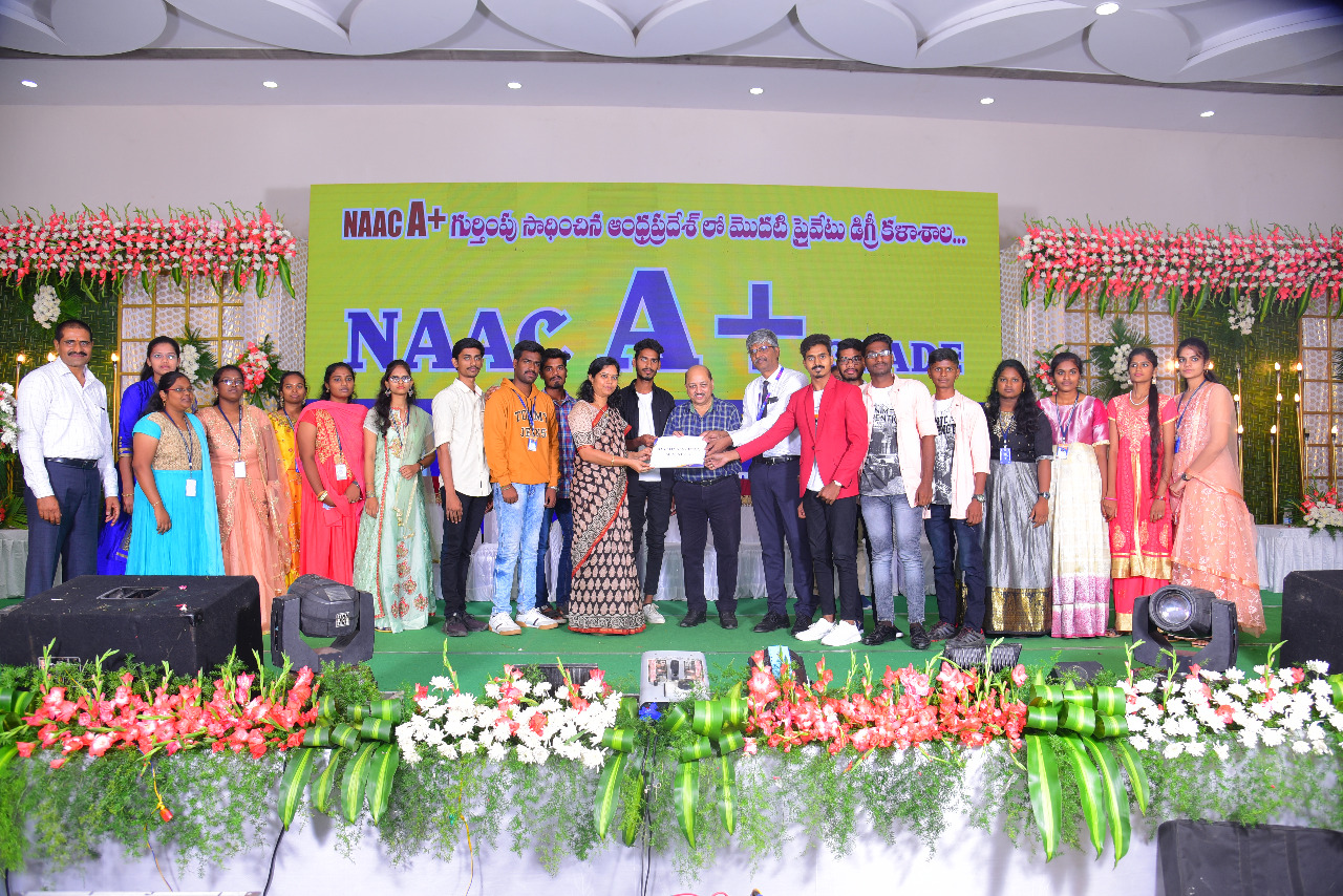 కెవి ప్రసాద్‌ను సన్మానిస్తున్న విజయం విద్యాసంస్థల బృందం