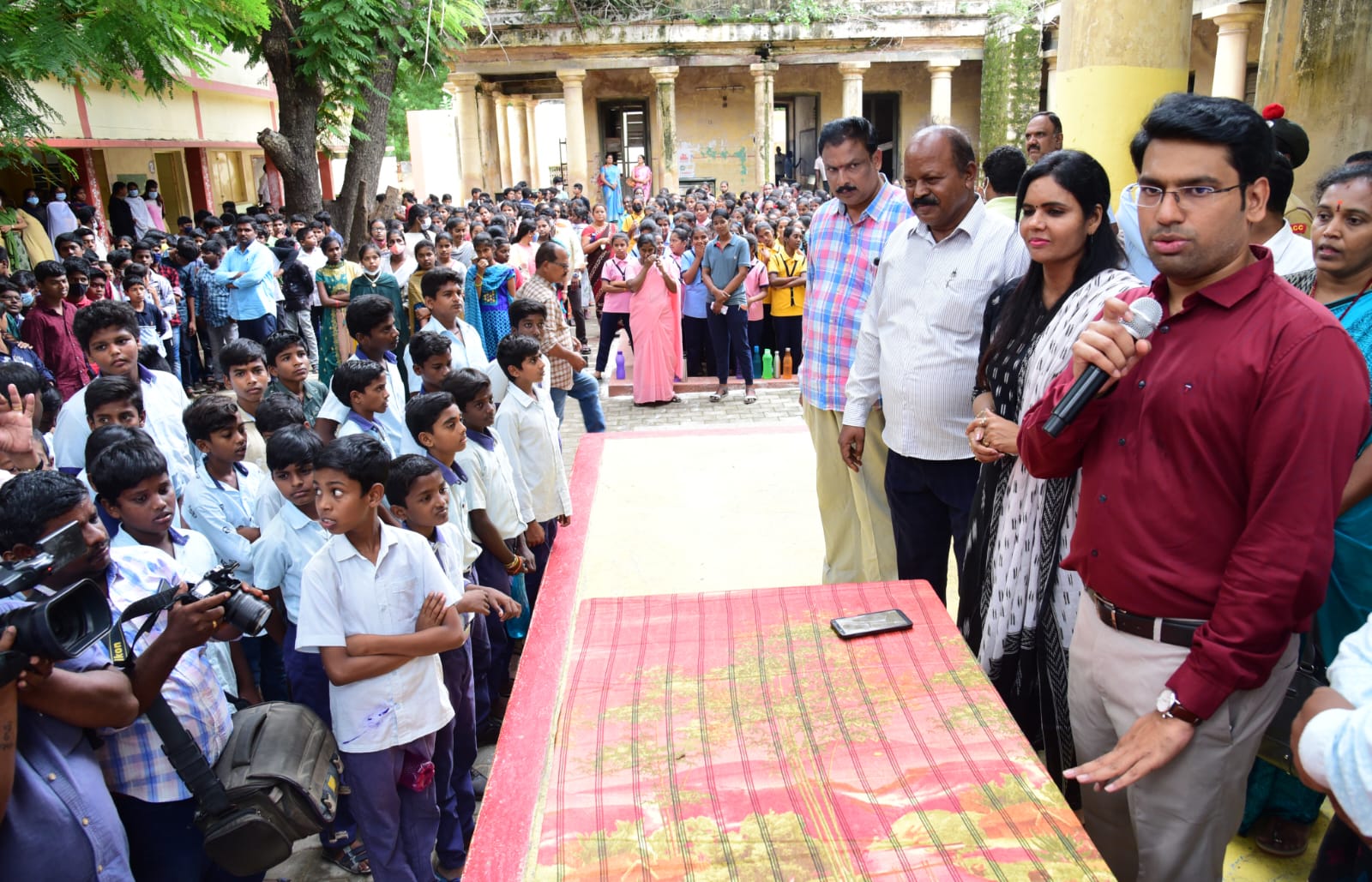ఎగ్జిబిషన్‌ సందర్భంగా విద్యార్థులతో మాట్లాడుతున్న జేసి, కమిషనర్‌